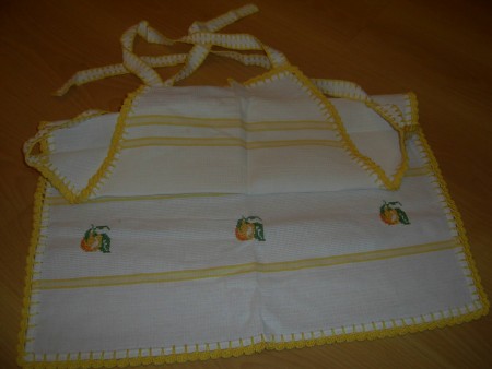 Avental com laranjas em ponto de cruz